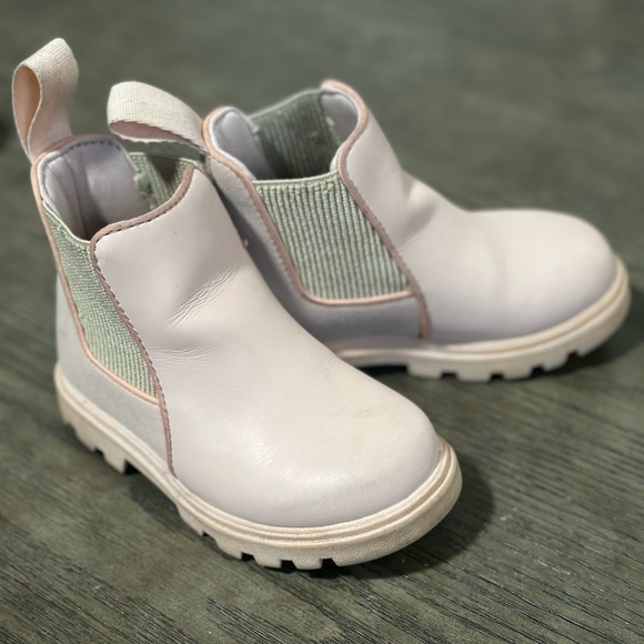 Native boots - Picture 1 of 1